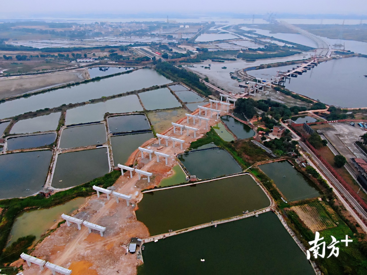 俯瞰调顺跨海大桥桥墩。