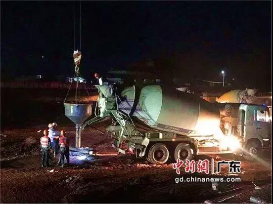 图为河源东站综合交通枢纽项目混凝土桩浇筑现场。曹定国 摄