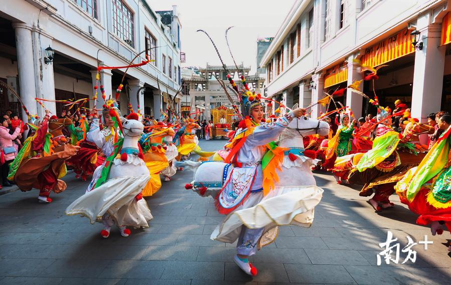 潮州古城文化气息浓厚,图为潮州布马舞。余利兴 摄 潮州古城文化气息浓厚,图为潮州布马舞。余利兴 摄