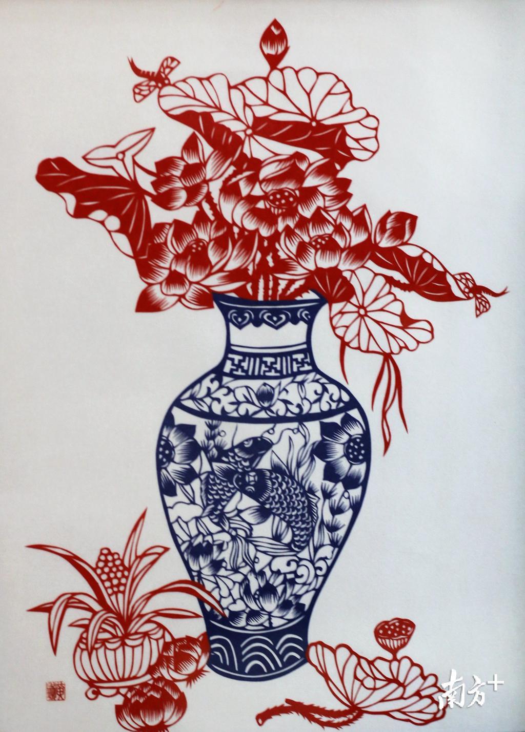 黄少琼装裱在绫布上的剪纸作品《四季平安》。