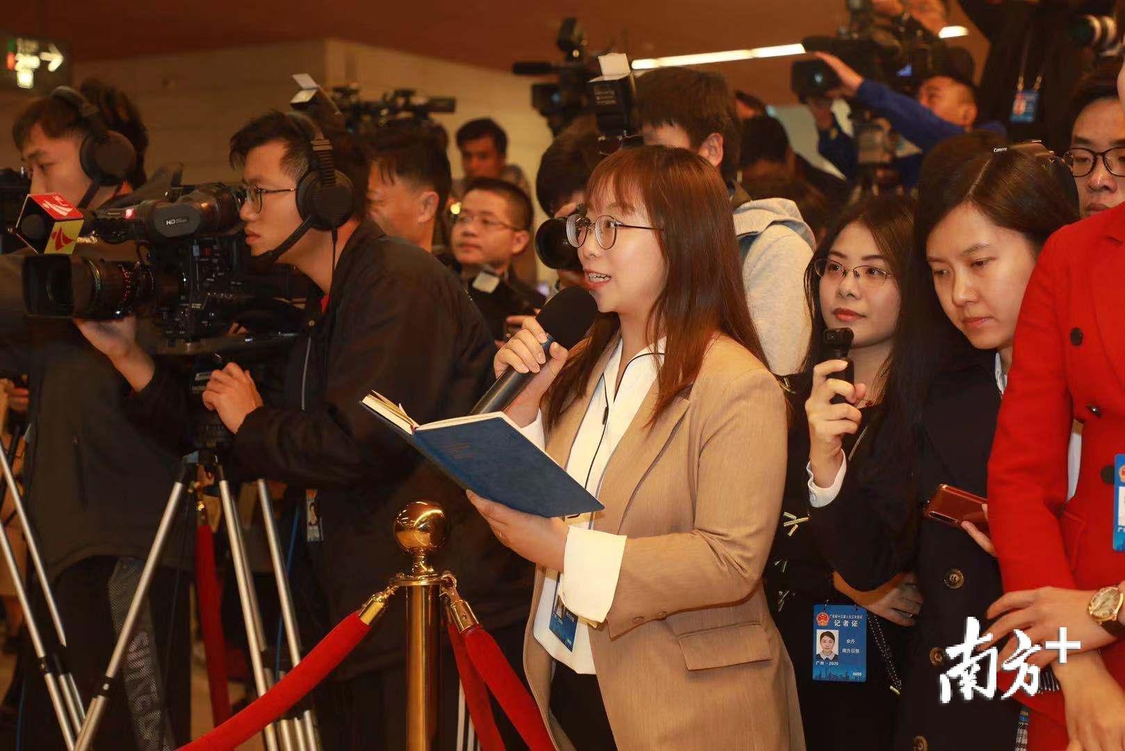 南方日报,南方 记者姚瑶就获得首个提问机会,就"如何突破关键技术瓶颈