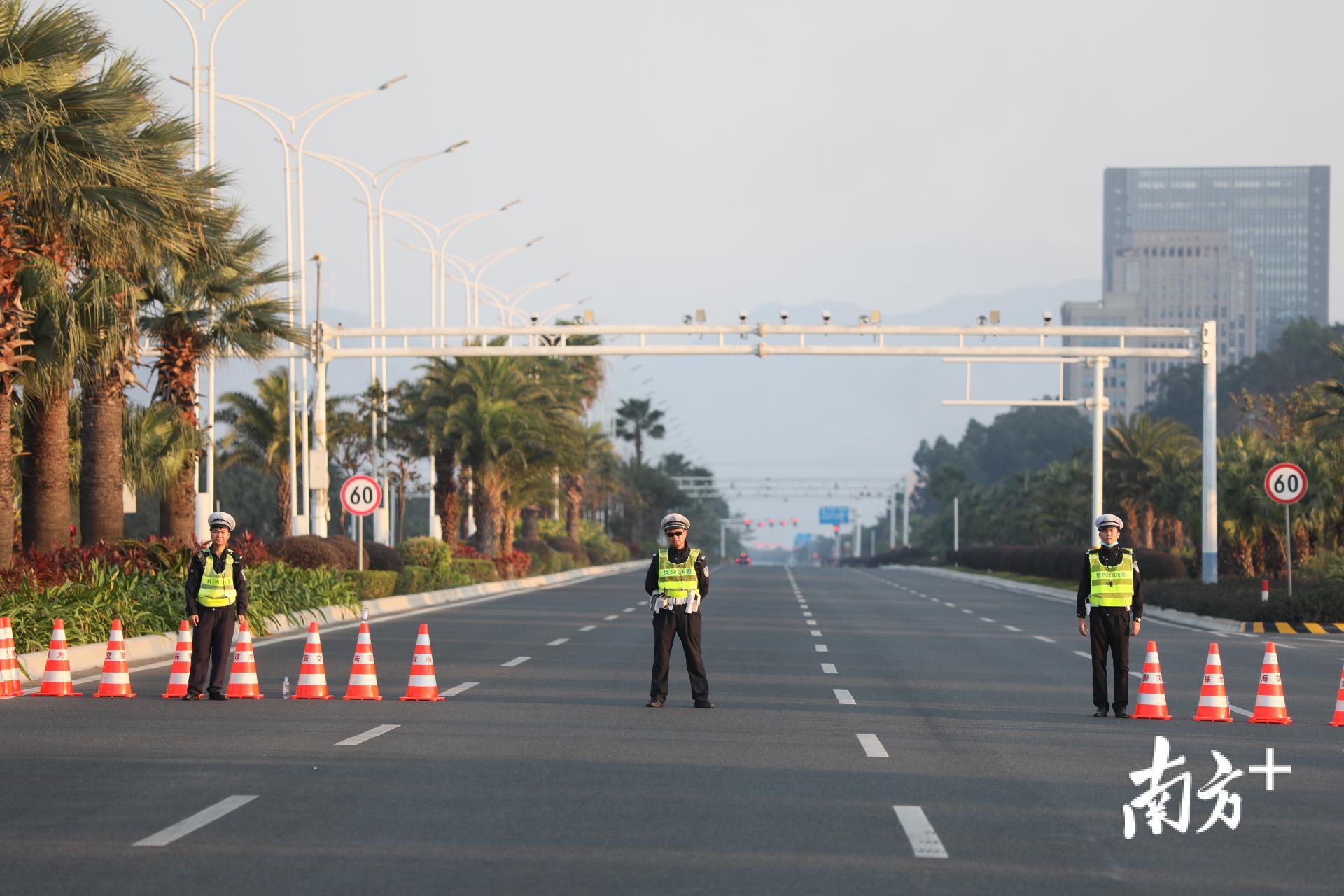 电厂红绿灯路口，警方封锁了通往路口的通道。