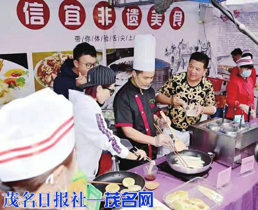 参加活动的嘉宾和市民在了解非遗美食制作方法并品尝美食。茂名日报社全媒体记者吴昊摄