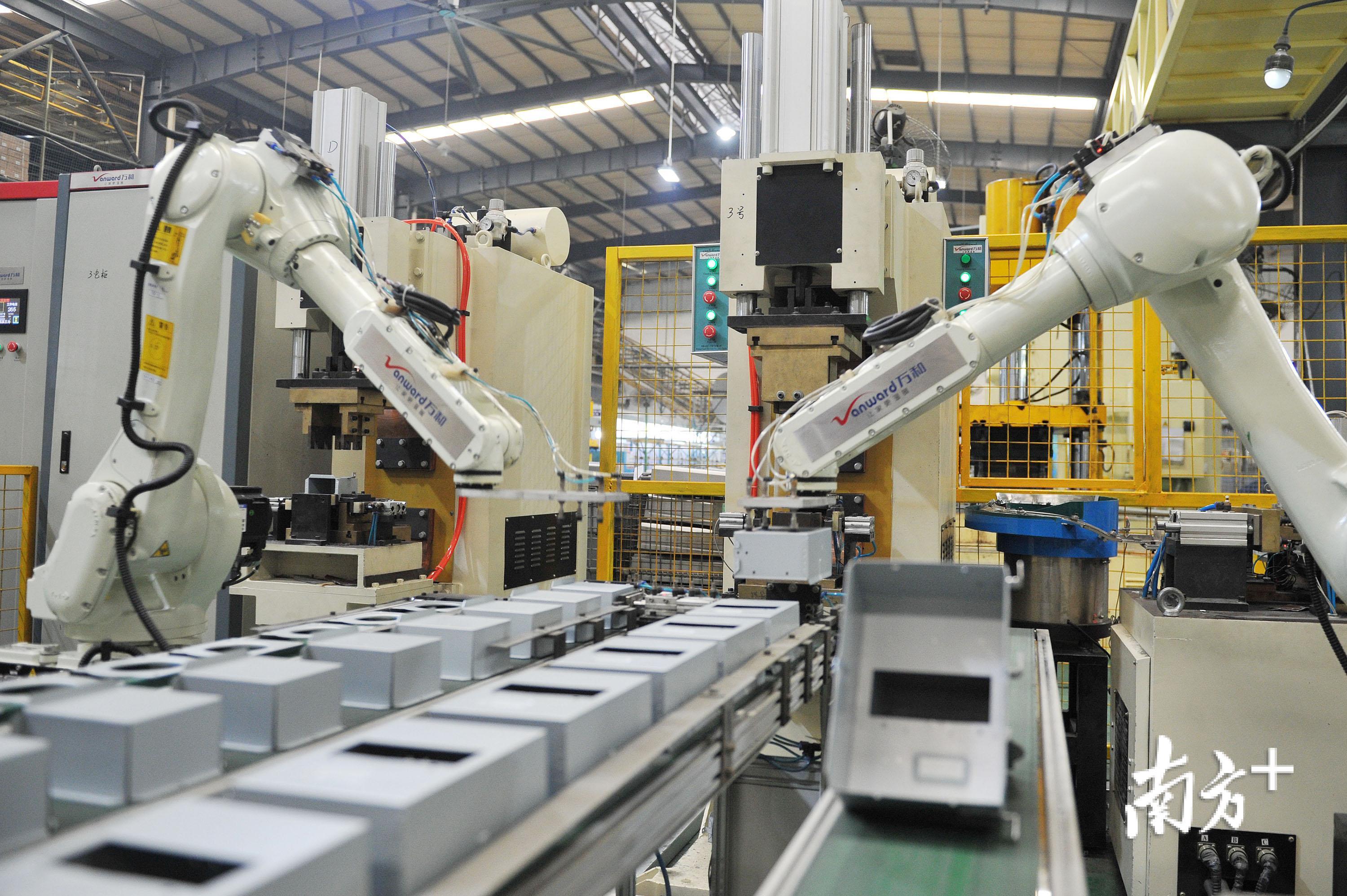 万和生产车间里的自动化生产线使用多台智能机器人协作生产