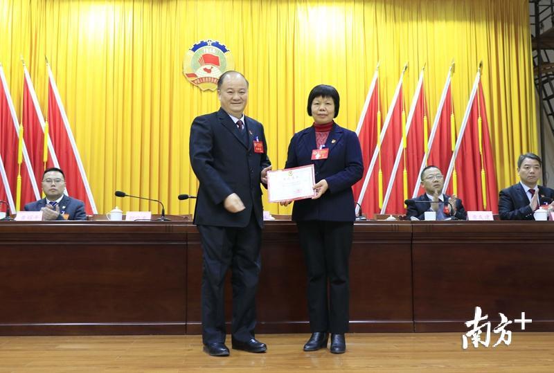连州市政协主席邵富育（左）为新当选的连州市政协副主席吴凤莲（右）颁发当选证书。段灿 摄