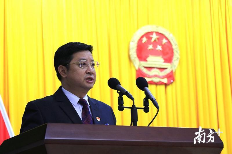 连州市人民政府代市长唐庆卫向大会作政府工作报告.段灿 摄