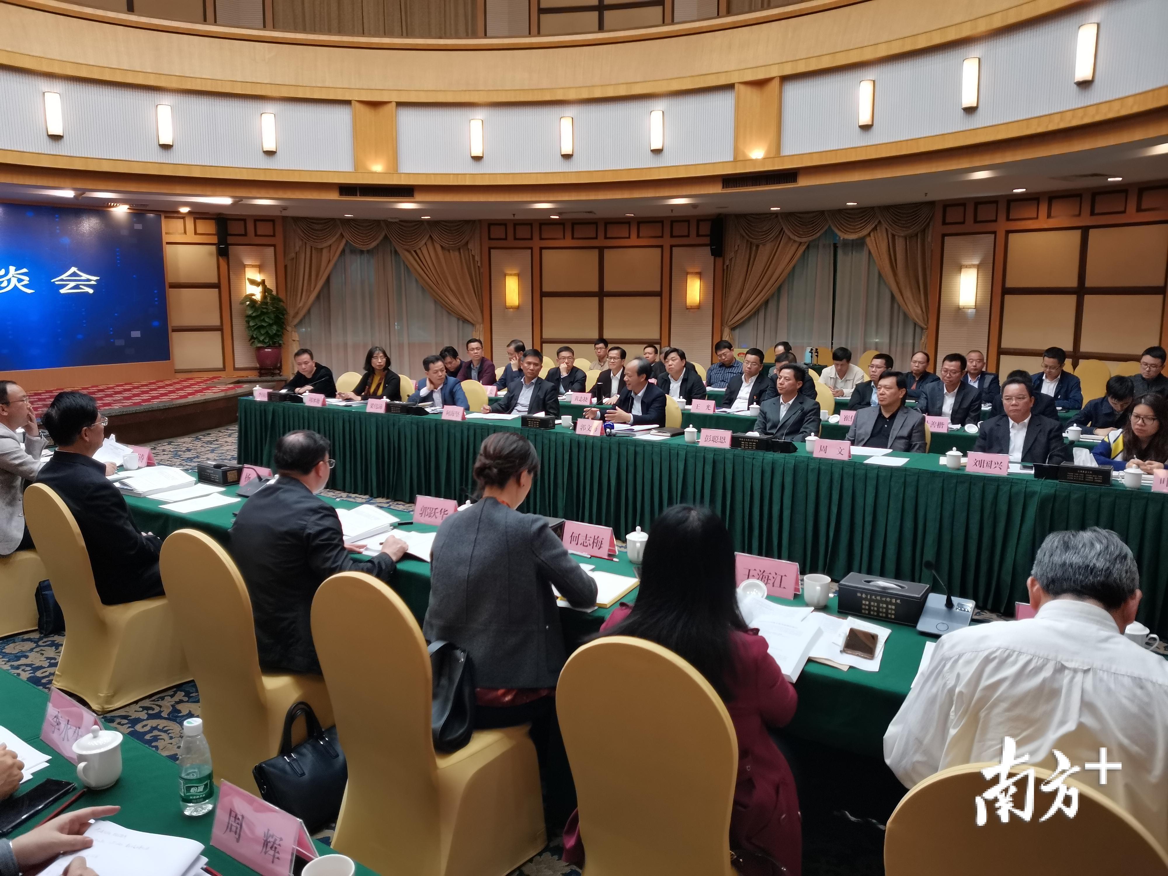 一天的实地考察结束后，深圳党政代表团与顺德区镇两级主要负责人座谈。熊程摄