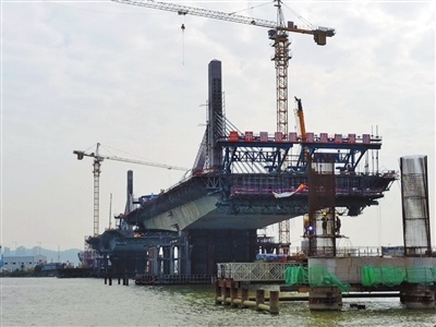 双湖路跨鸡啼门特大桥工地上，留守工地建设者正在抓紧施工。