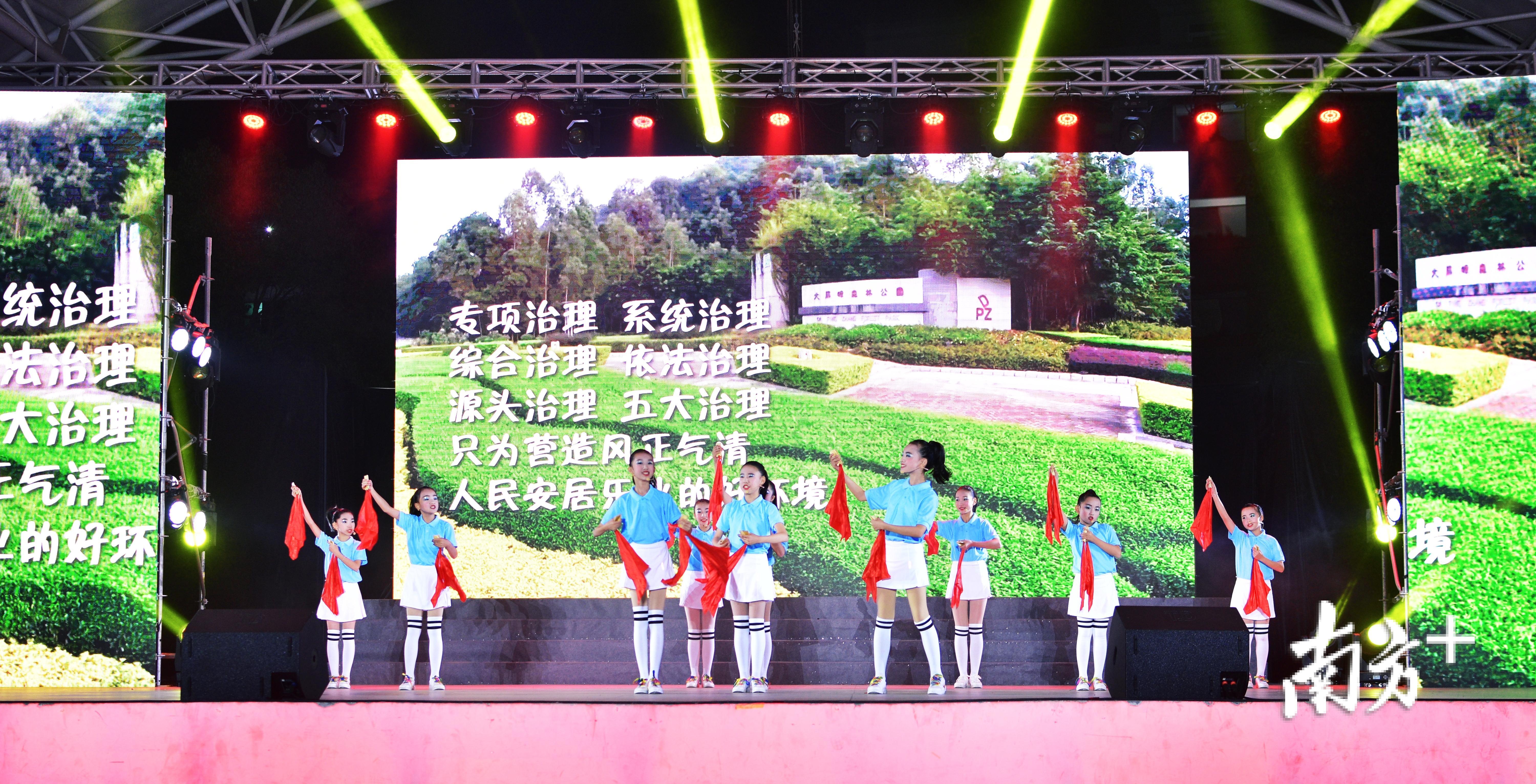 群口快板《扫黑除恶好,平安喜乐多》,生动展现黄江扫黑除恶的故事和成果,在今年获华夏花朵万里行全国才艺大赛总决赛获得金奖。 群口快板《扫黑除恶好,平安喜乐多》,生动展现黄江扫黑除恶的故事和成果,在今年获华夏花朵万里行全国才艺大赛总决赛获得金奖。