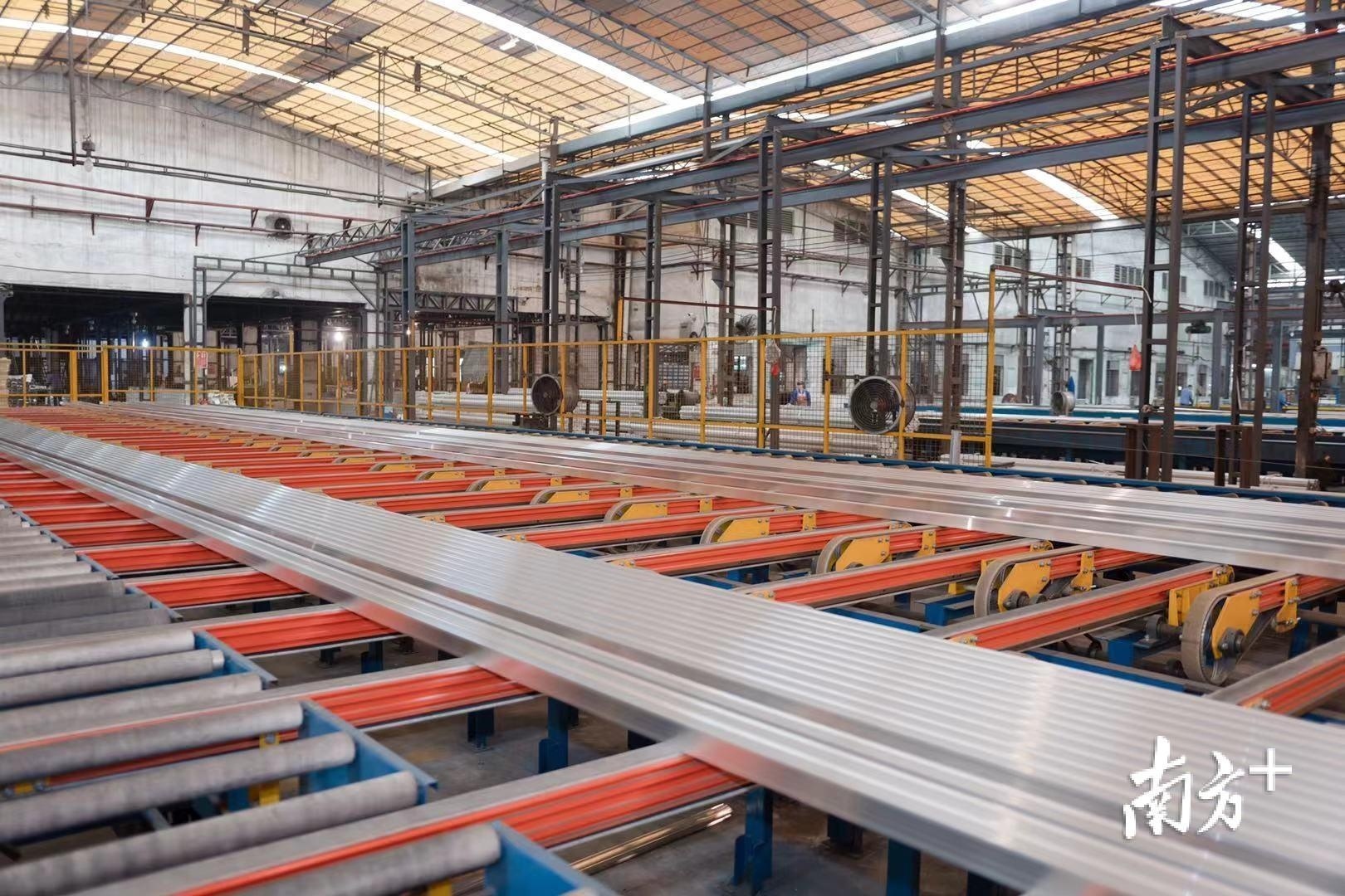 永丰公司的产品精准度是以0.01毫米计算。图为永丰公司生产车间。受访企业供图 永丰公司的产品精准度是以0.01毫米计算。图为永丰公司生产车间。受访企业供图