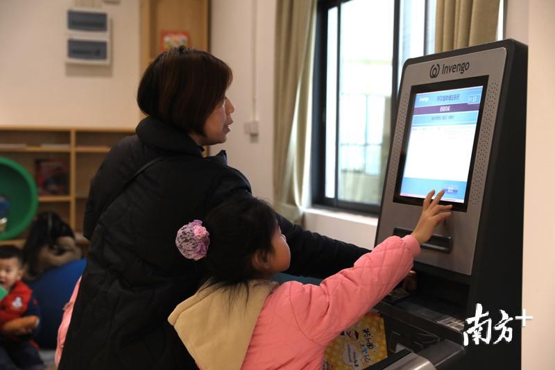 读者正在办理借阅。谢焘 摄