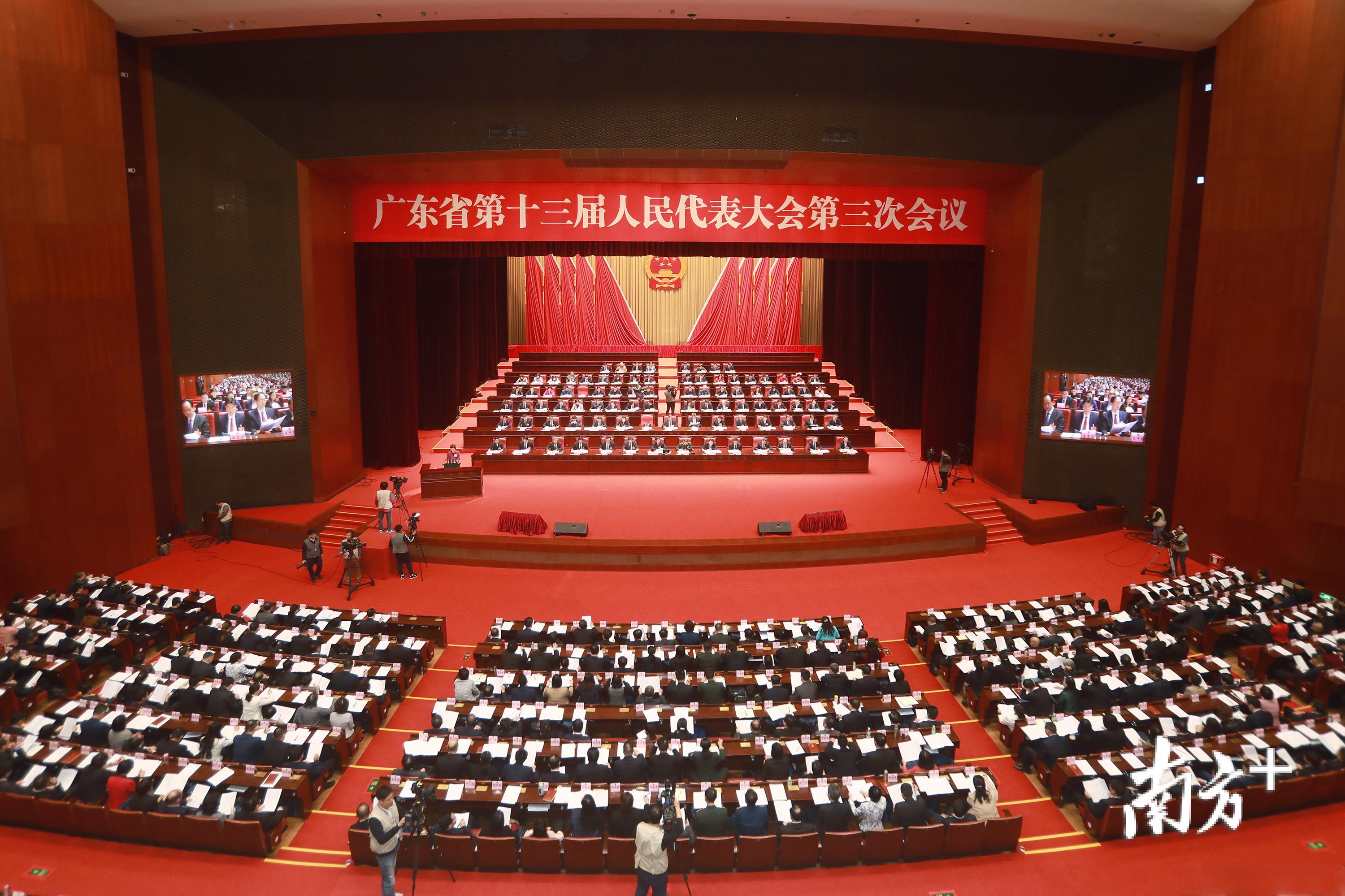 1月15日下午,省十三届人大三次会议举行第二次全体会议.