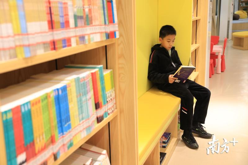 小读者正在认真阅读。陈励 摄