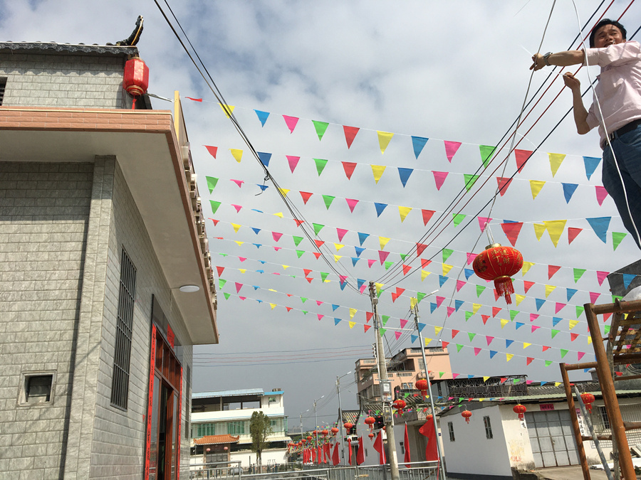 1月15日，仙田二村，向北祠片区，新落成的文化活动中心外，村民在张灯结彩。