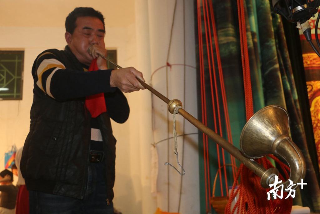 剧组人员所吹的号头是潮州音乐乐器中的一种。 剧组人员所吹的号头是潮州音乐乐器中的一种。