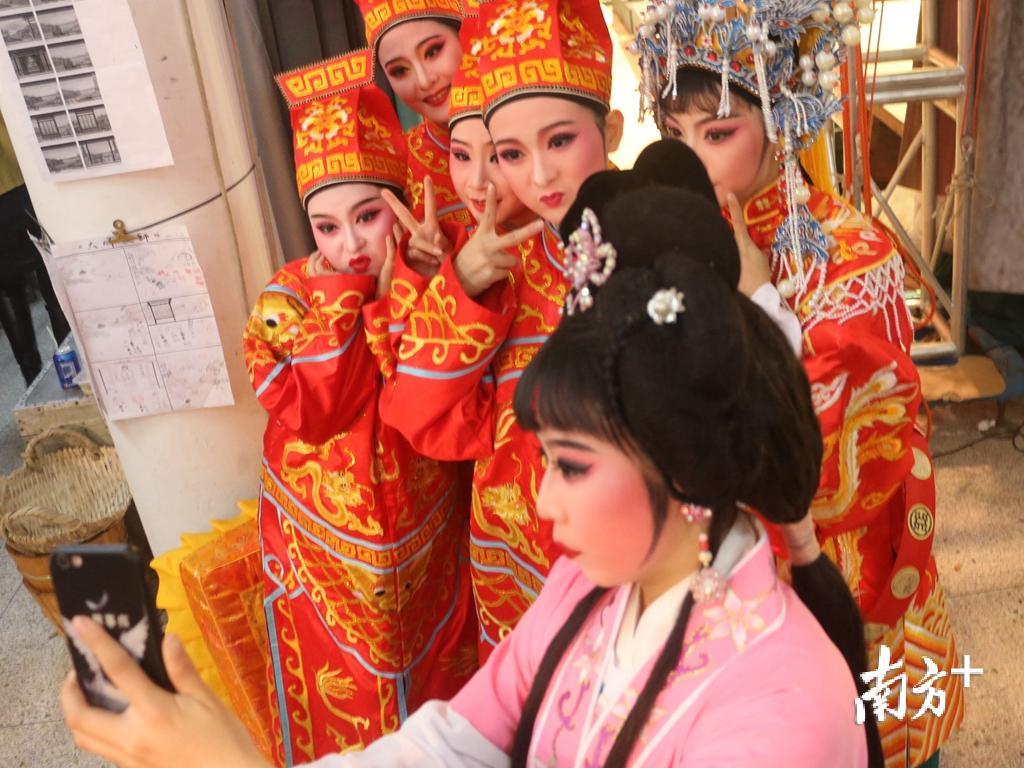 潮阳潮剧团中,多数主要角色由年轻人担纲。 潮阳潮剧团中,多数主要角色由年轻人担纲。