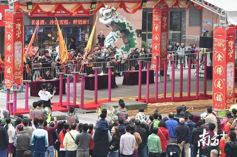 2020年1月1日，岭南年俗欢乐节之岭南狮王邀请赛上，总共8支龙狮队伍高桩之上展开激烈角逐。南方日报记者 戴嘉信 摄