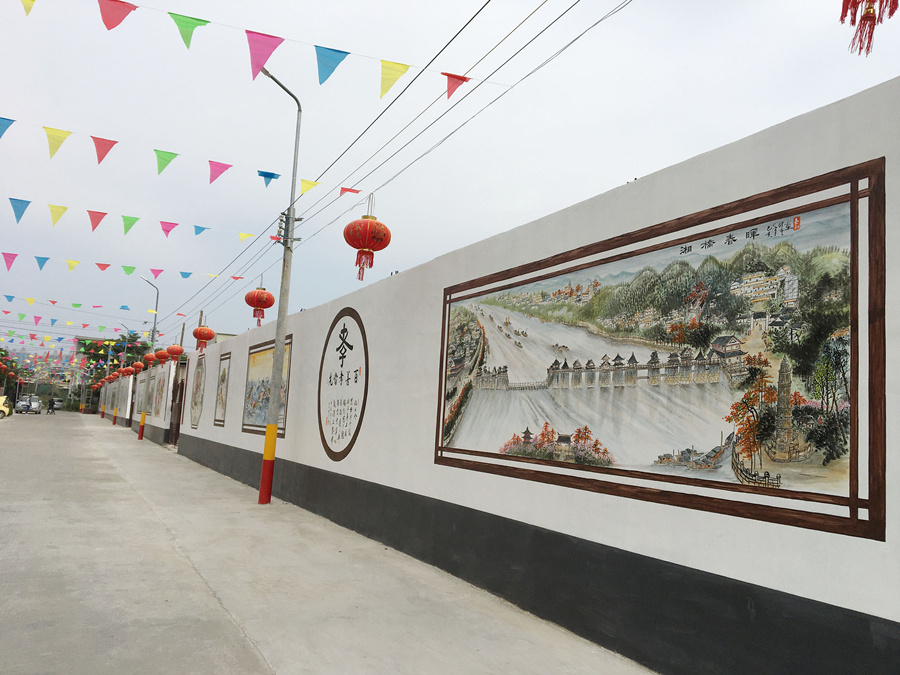 仙田二村，村道一侧的白墙上，画着湘子桥。