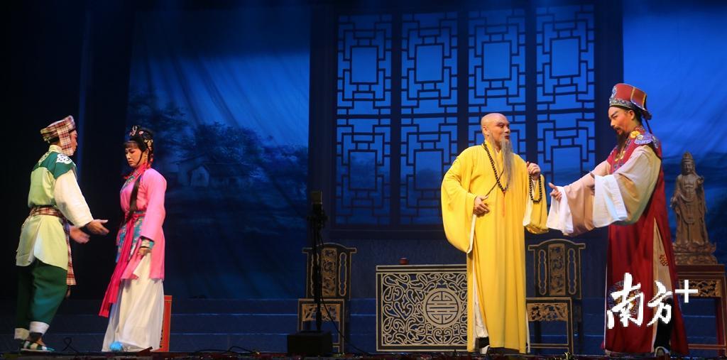 潮剧是中国古老戏曲存活于舞台的生动例证,是中华民族优秀文化表现形式的代表之一。 潮剧是中国古老戏曲存活于舞台的生动例证,是中华民族优秀文化表现形式的代表之一。