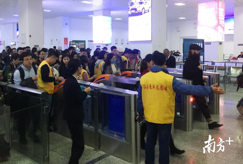 志愿者积极参与春运服务工作,引导乘客进站乘车。 志愿者积极参与春运服务工作,引导乘客进站乘车。