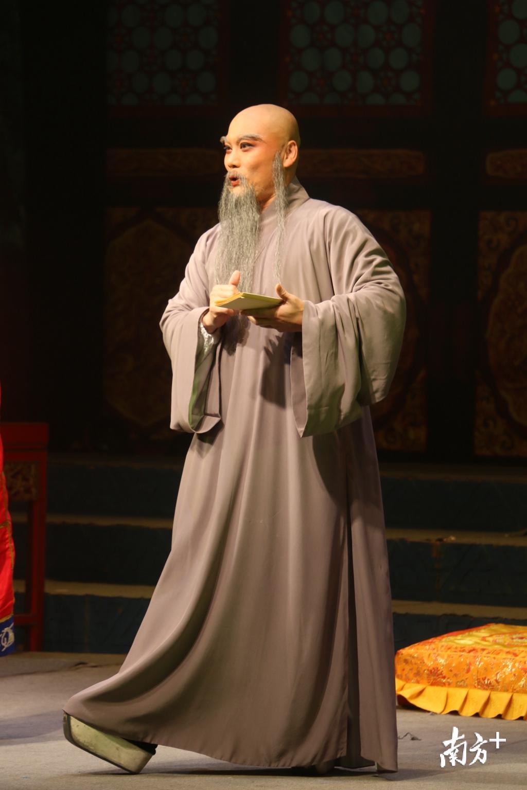 剧中,林灵噩剃度后信步而行,被封法号“大峰”。 剧中,林灵噩剃度后信步而行,被封法号“大峰”。