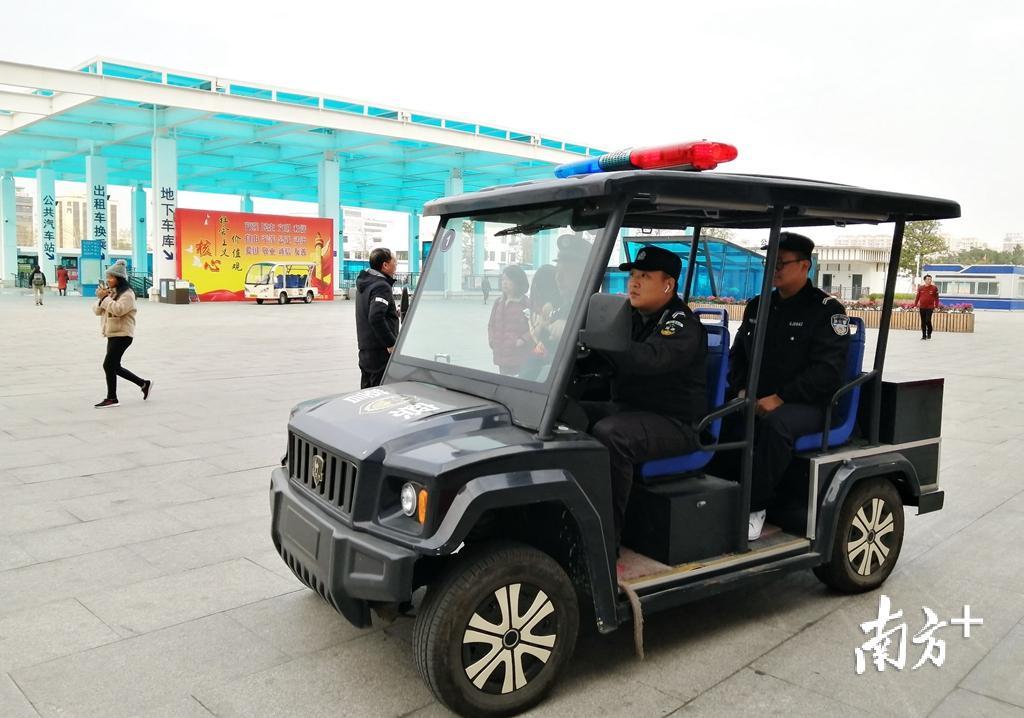 春运期间,汕头站增加警力加强治安巡逻。 春运期间,汕头站增加警力加强治安巡逻。