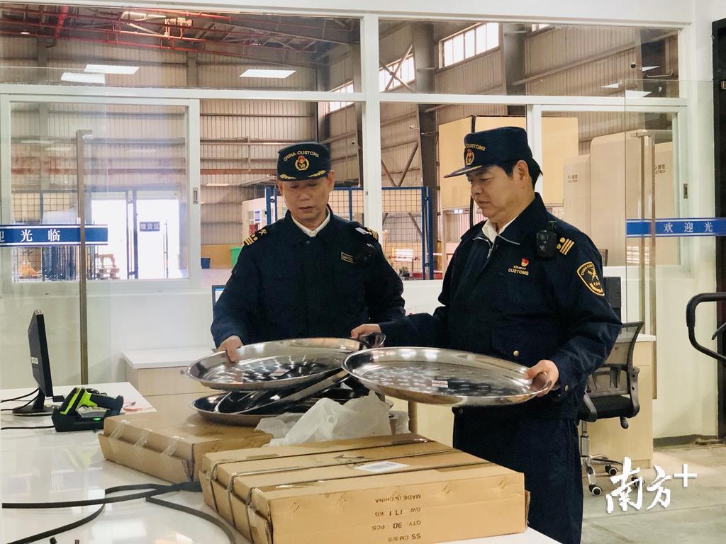 澄海海关关员对跨境电商出口商品进行查验。吴怡杭 摄