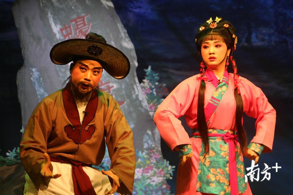 林丽丽(右)饰演的春花在剧中是南岸的一名村民。 林丽丽(右)饰演的春花在剧中是南岸的一名村民。