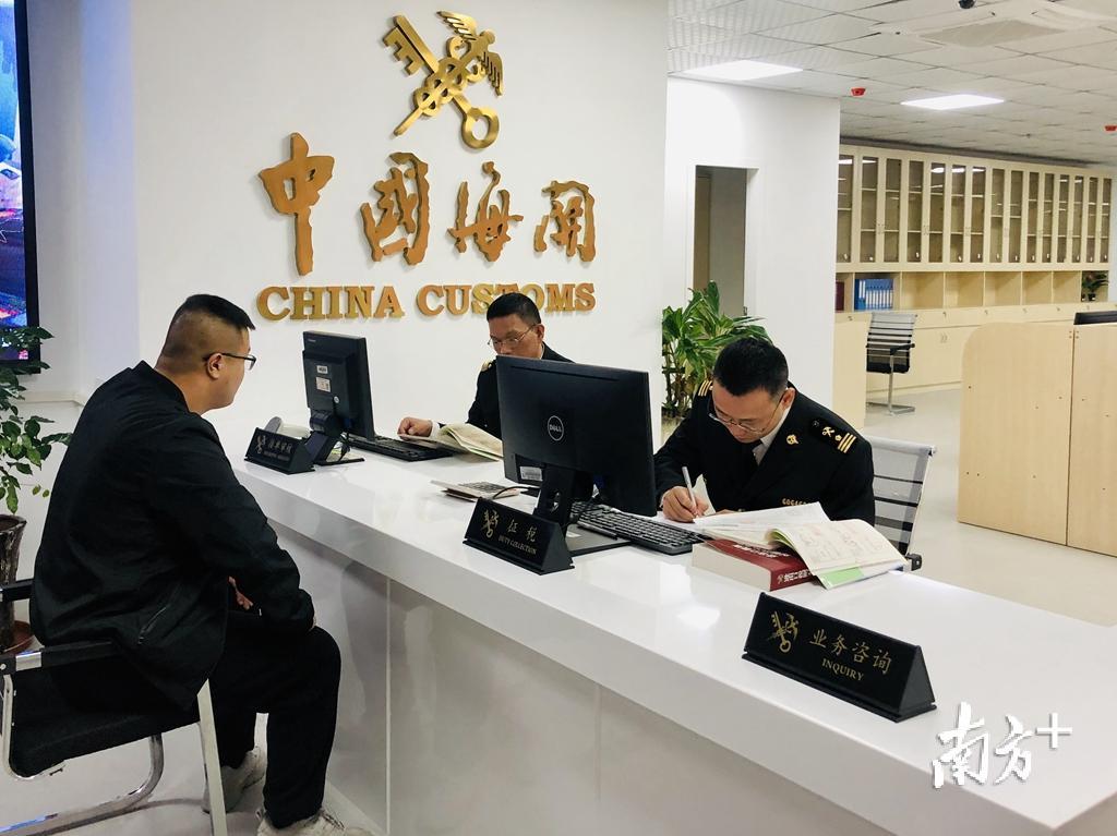 澄海海关关员受理企业申报。吴怡杭 摄