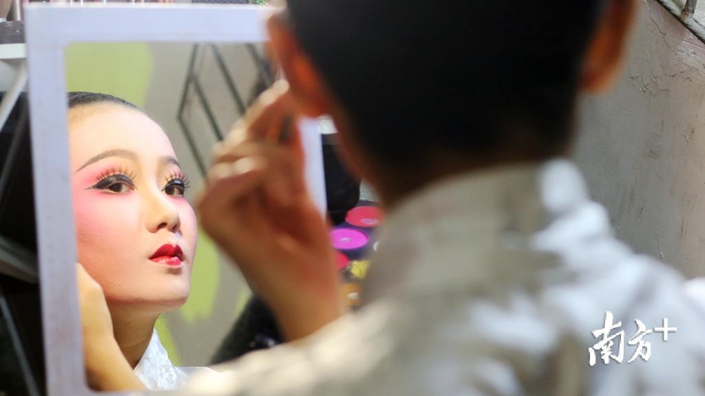 化妆前,演员都要细细琢磨人物形象,根据其特点来确定眉毛走势、色彩浓重等细节。 化妆前,演员都要细细琢磨人物形象,根据其特点来确定眉毛走势、色彩浓重等细节。