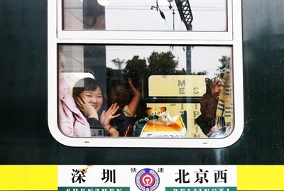 昨日,在河源火车站站台,车窗内返乡旅客笑靥如花。河源日报记者 肖斌 摄 昨日,在河源火车站站台,车窗内返乡旅客笑靥如花。河源日报记者 肖斌 摄