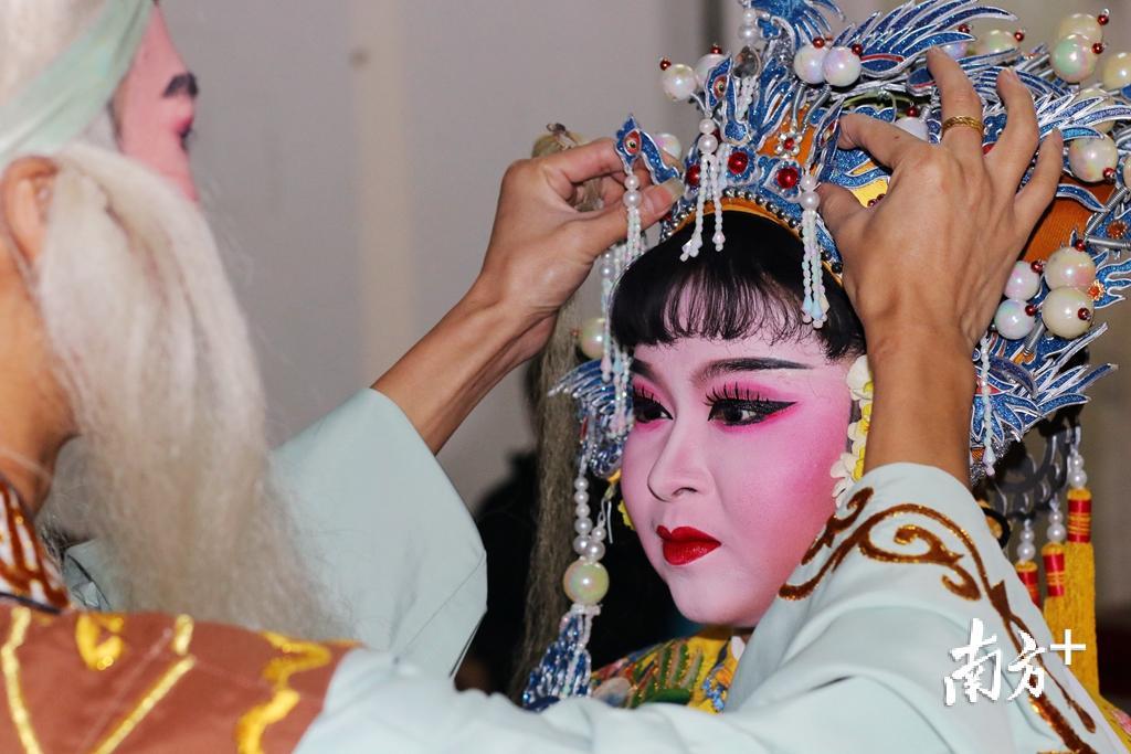 演员头戴的潮剧盔头是剧装的重要组成部分,其历史与潮剧的历史同源,迄今已有500多年。 演员头戴的潮剧盔头是剧装的重要组成部分,其历史与潮剧的历史同源,迄今已有500多年。