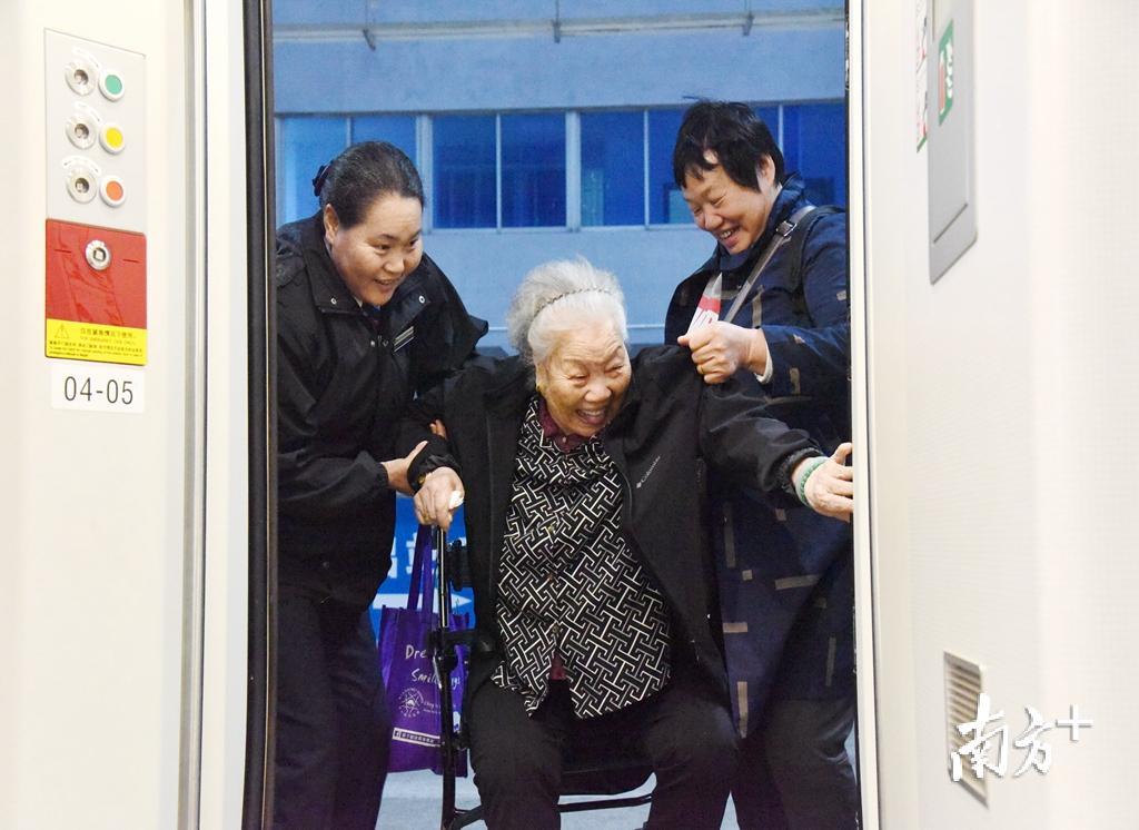 王海苏(左一)主动搀扶腿脚不便的旅客上车。 王海苏(左一)主动搀扶腿脚不便的旅客上车。