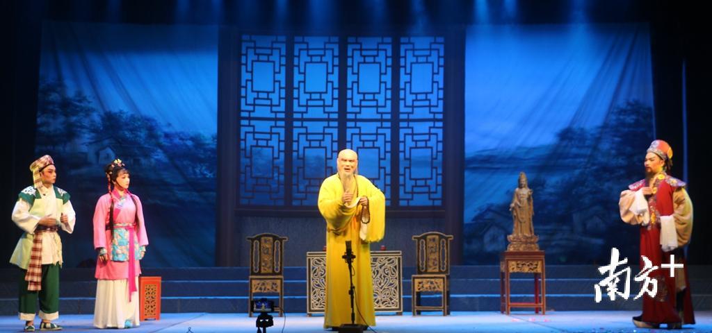 潮剧是用潮汕方言演唱、以优美动听的唱腔音乐和独特的表演形式,融合成极富地方特色的戏曲。 潮剧是用潮汕方言演唱、以优美动听的唱腔音乐和独特的表演形式,融合成极富地方特色的戏曲。