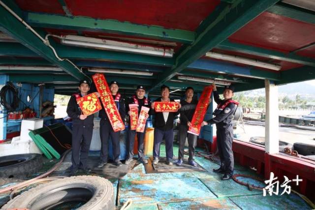 送春联贴福字 万山边检向出入境渔船主拜年 南方plus 南方 送春联贴福字 万山边检向出入境渔船主拜年 南方plus 南方
