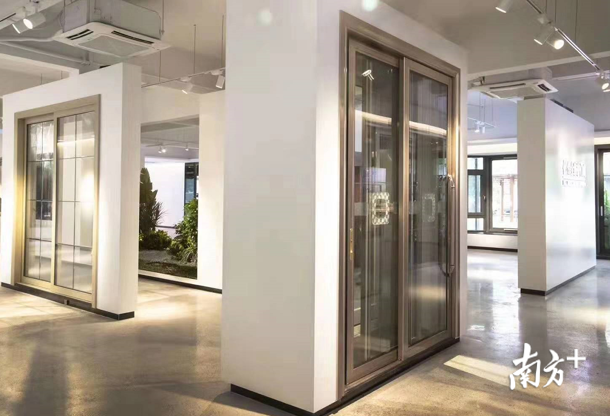 亿合门窗生产的铝合金门窗产品。受访企业供图 亿合门窗生产的铝合金门窗产品。受访企业供图