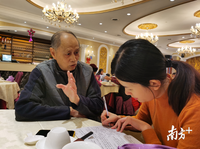 邓汝良(左)是加拿大南海同乡会首任会长。图为邓汝良接受南方日报调研组采访。张培发 摄 邓汝良(左)是加拿大南海同乡会首任会长。图为邓汝良接受南方日报调研组采访。张培发 摄