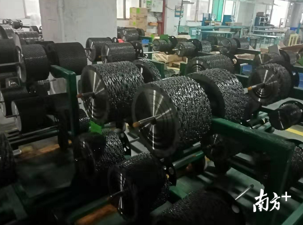 锯片需经过冲剪、热处理、平面磨、钎焊、喷砂、刃磨等工序。图为初始产品。汤晓微 摄