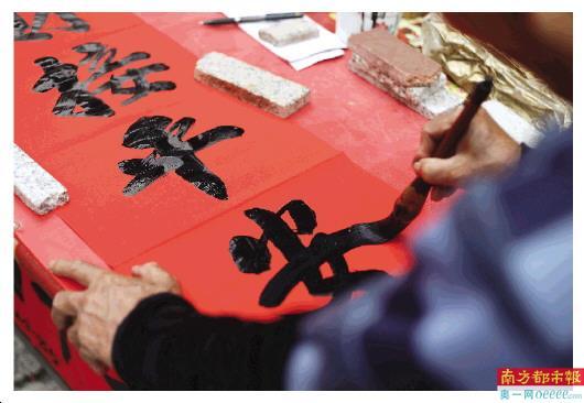 写挥春的档铺已经摆满了禅城区快子路。