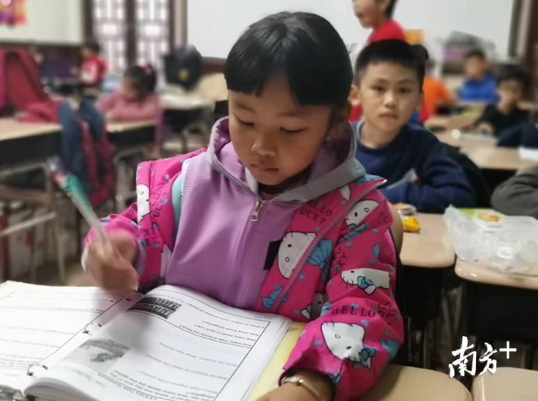 南侨学校的学生正在上课。龙建刚 摄 南侨学校的学生正在上课。龙建刚 摄