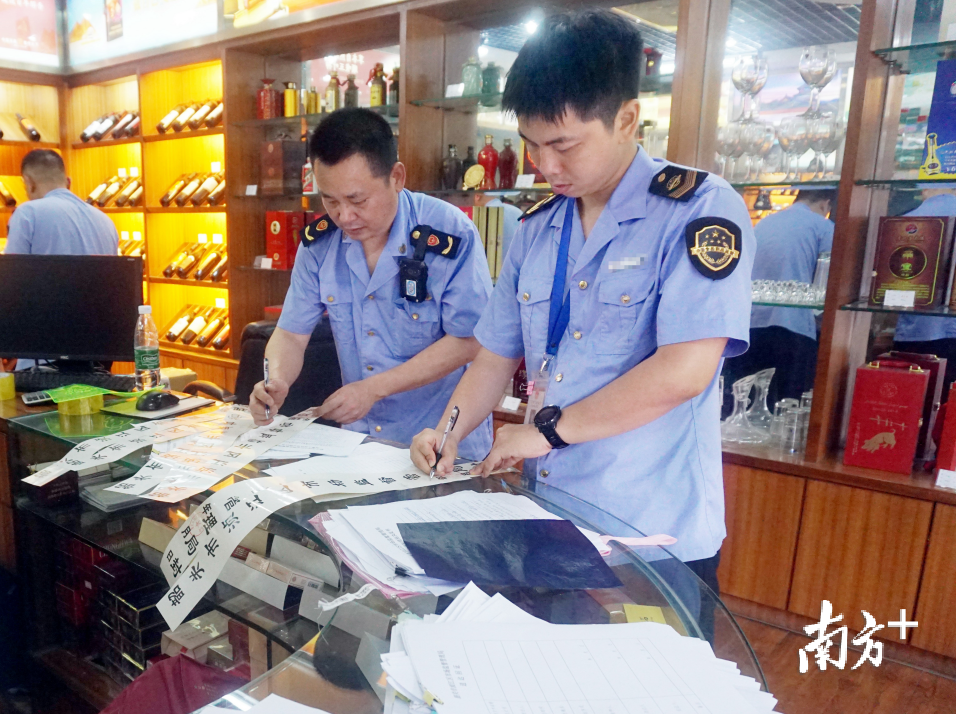市场监管执法人员开展酒类市场专项整治行动。 市场监管执法人员开展酒类市场专项整治行动。