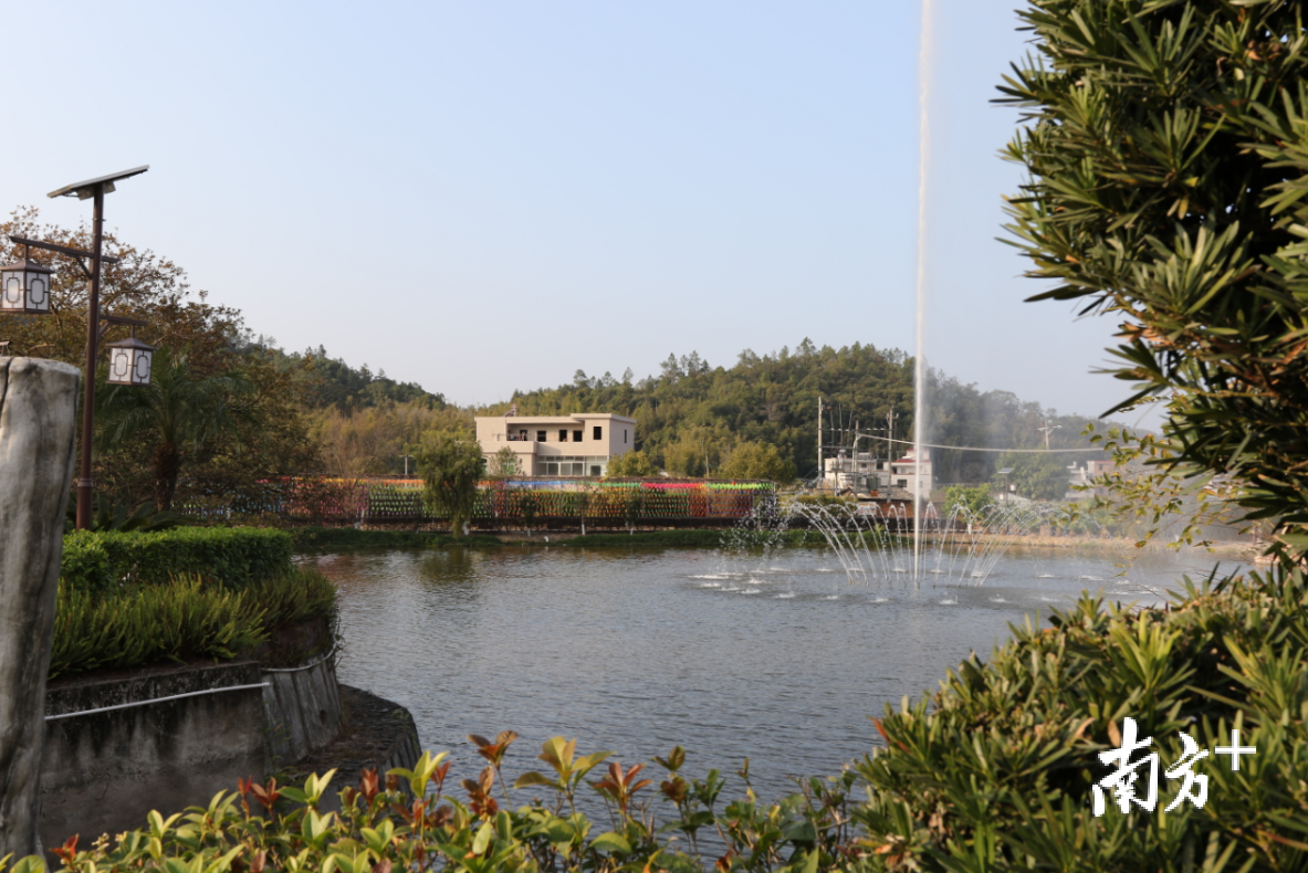 旅游区音乐喷泉。