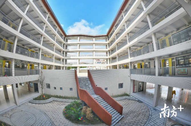 作为2019年桂城新投用的三所公办小学之一，灯湖六小于2019年9月投用，可提供学位约2200个。戴嘉信 摄