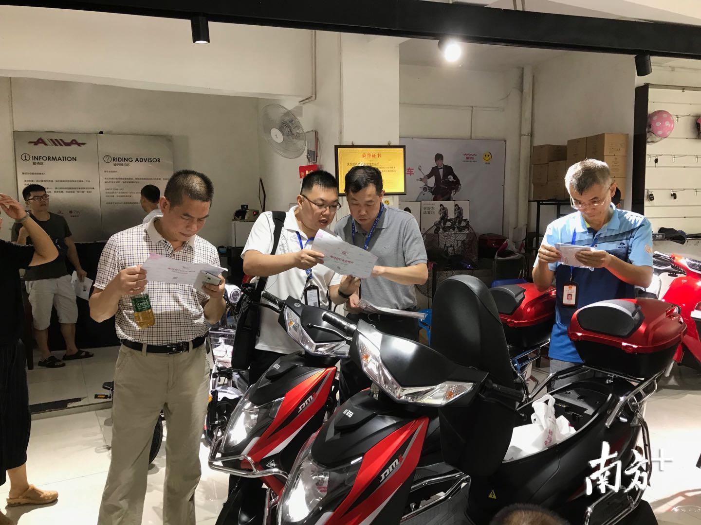 执法人员开展市区超标电动车专项检查。 执法人员开展市区超标电动车专项检查。