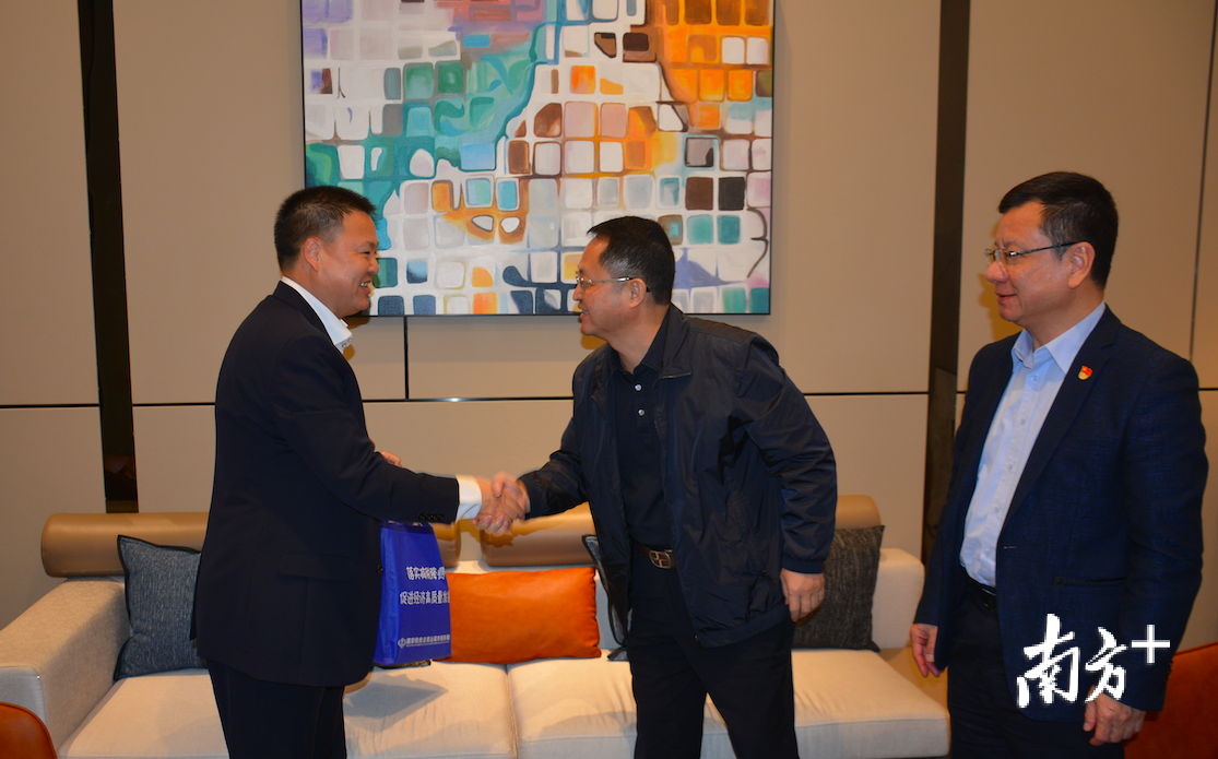 走访广东省政协委员、汕尾市鸿景园房地产开发有限公司董事长许春江。