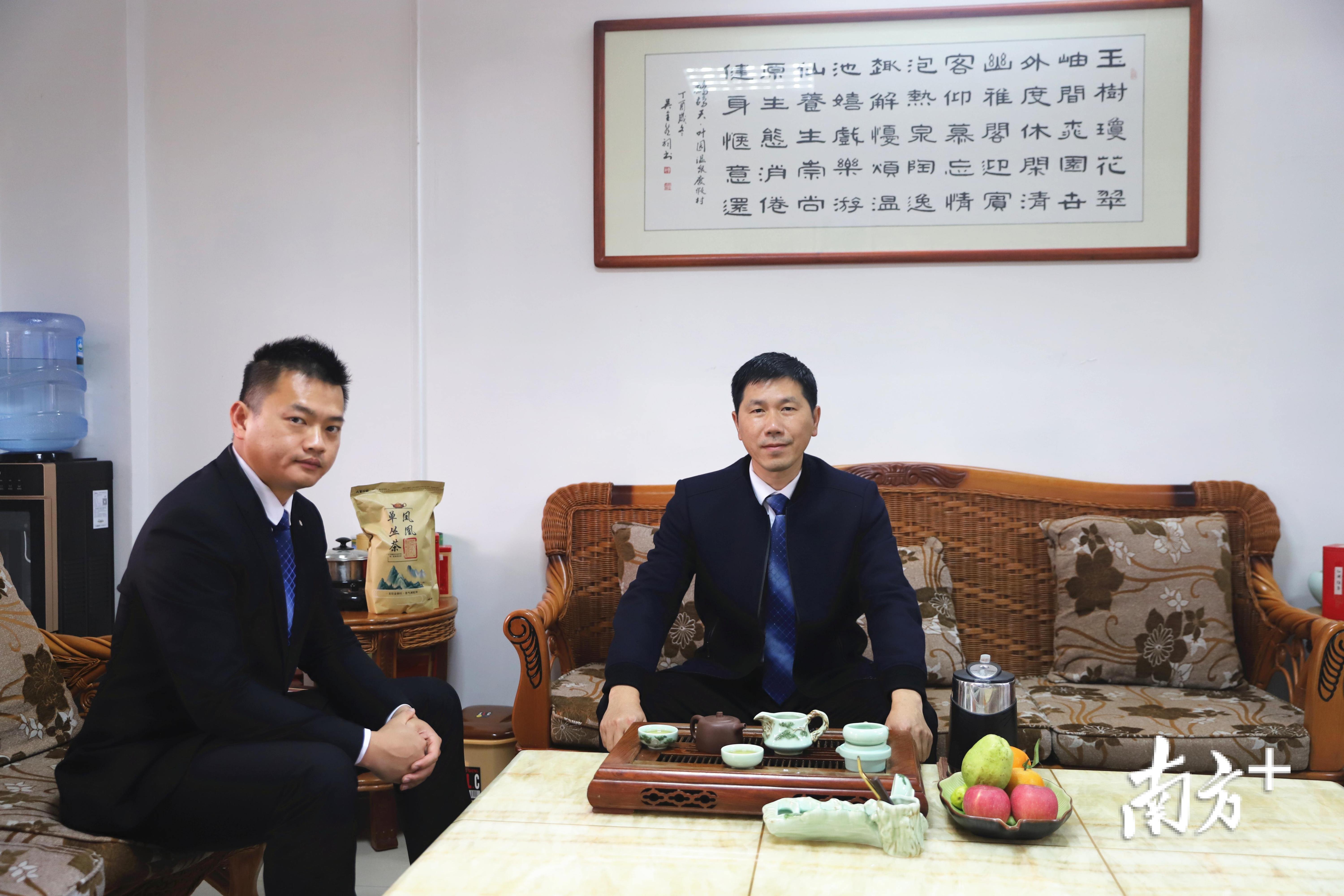 叶园温泉旅游区总经理章建鑫（右）和副总经理王俊淼（左）向南方日报记者介绍情况。