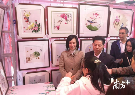 顺德区委副书记、区长彭聪恩在花市上了解广绣传承情况。尹辅华摄