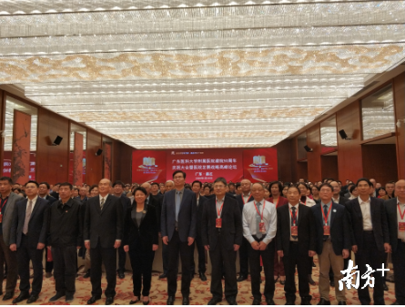 广东医科大学附属医院和有关单位人员拍摄50周年纪念合影。