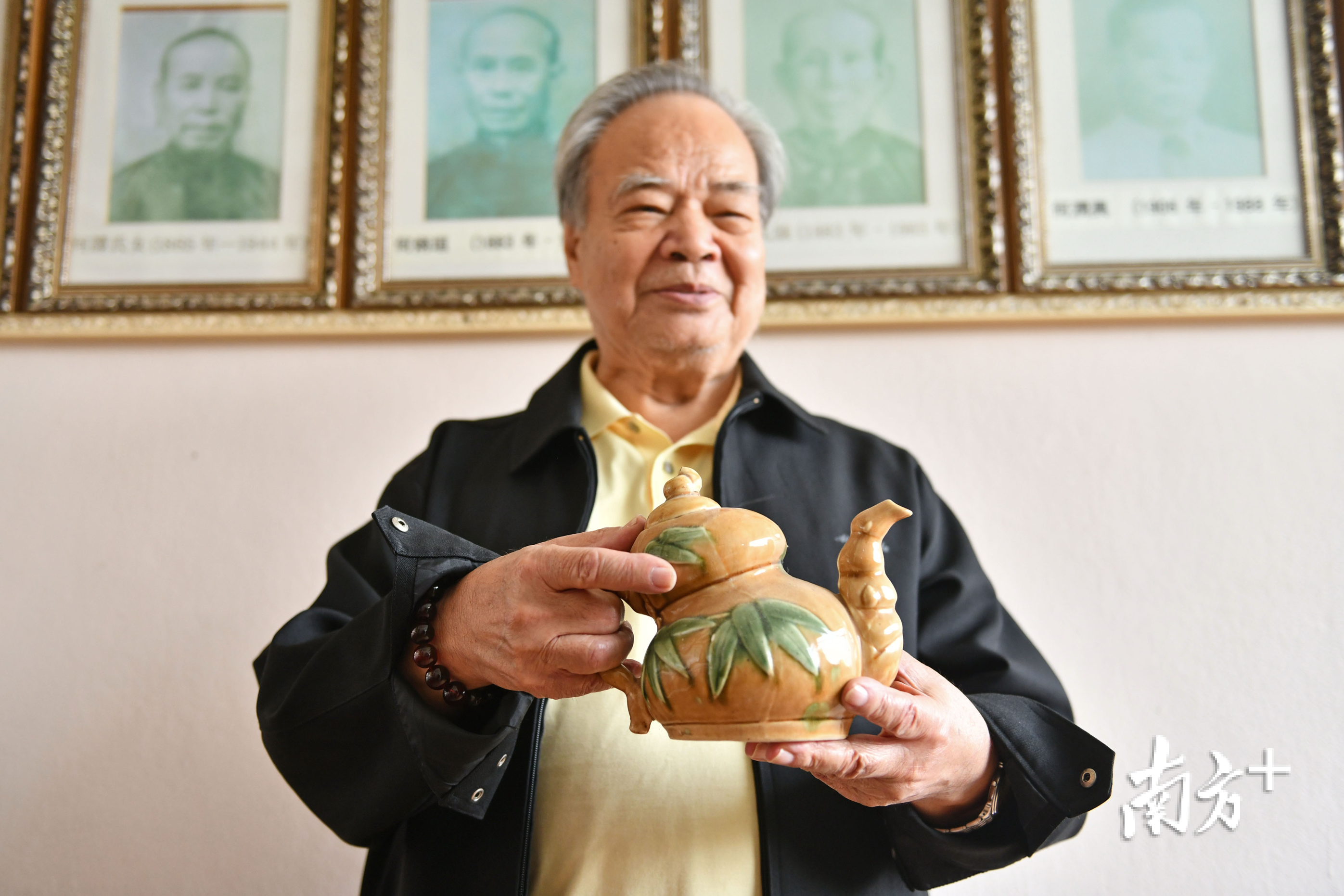 何锦江从父亲手中继承下来的石湾酱黄釉茶壶。 何锦江从父亲手中继承下来的石湾酱黄釉茶壶。