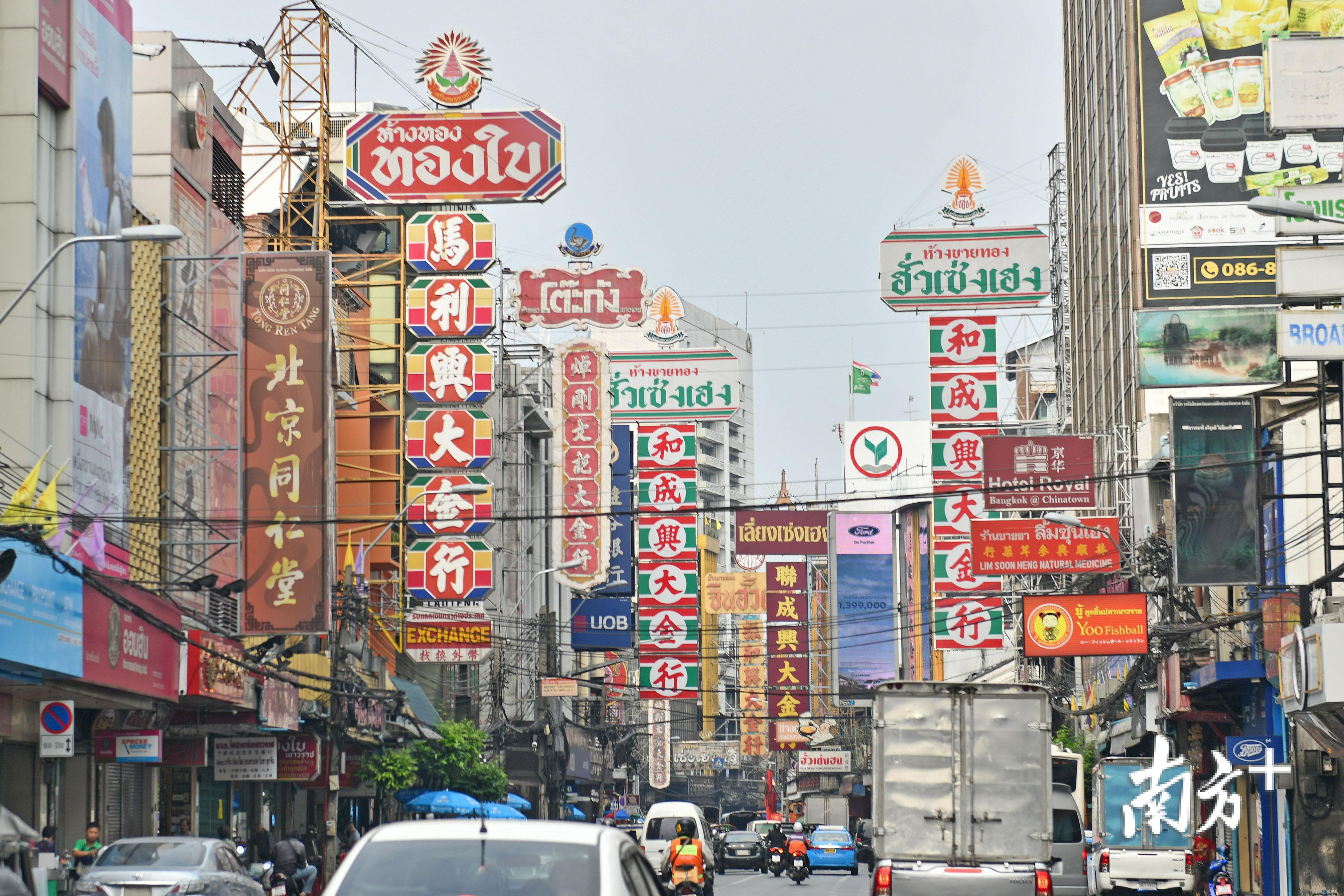 泰国曼谷唐人街上中文招牌鳞次栉比